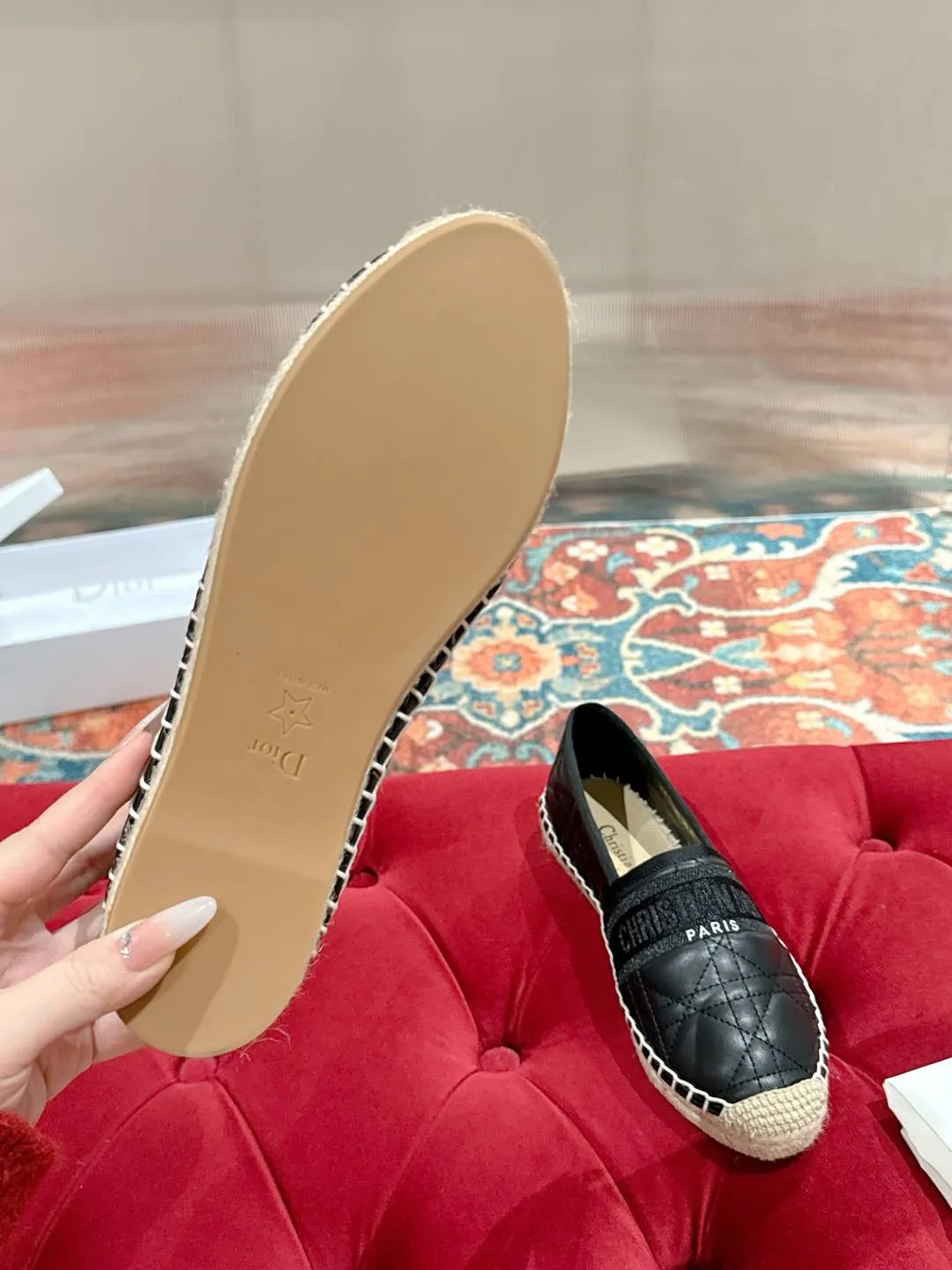 👟👟Ex-factory price 460👟👟 Dior DIOR's new popular early spring fisherman shoes 🆕 Simple, elegant and fashionable, timeless and timeless, it is a classic that will never fade away in the fashion circle, retro fisherman shoes. Original hand-woven surface, electric embroidery technology! Specific cloth surface and rubber outsole. Code number: 35-39 (40.41 customized, non-refundable)